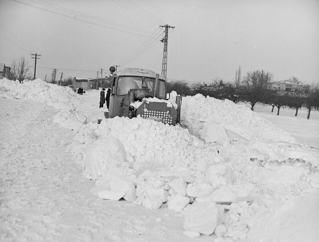 Rok 1979. Odśnieżanie było tym trudniejsze, im więcej śniegu było już na poboczach.