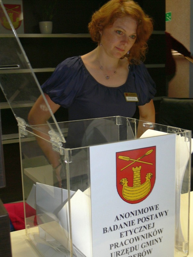 Ankiety można wrzucać do pojemnika w Biurze Obsługi Interesanta w siedzibie Urzędu Gminy Grębów. Na zdjęciu Elżbieta Zdylska, pracownik biura.