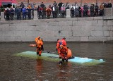 Katastrofa w Petersburgu: autobus spadł z mostu do rzeki. Są ofiary śmiertelne