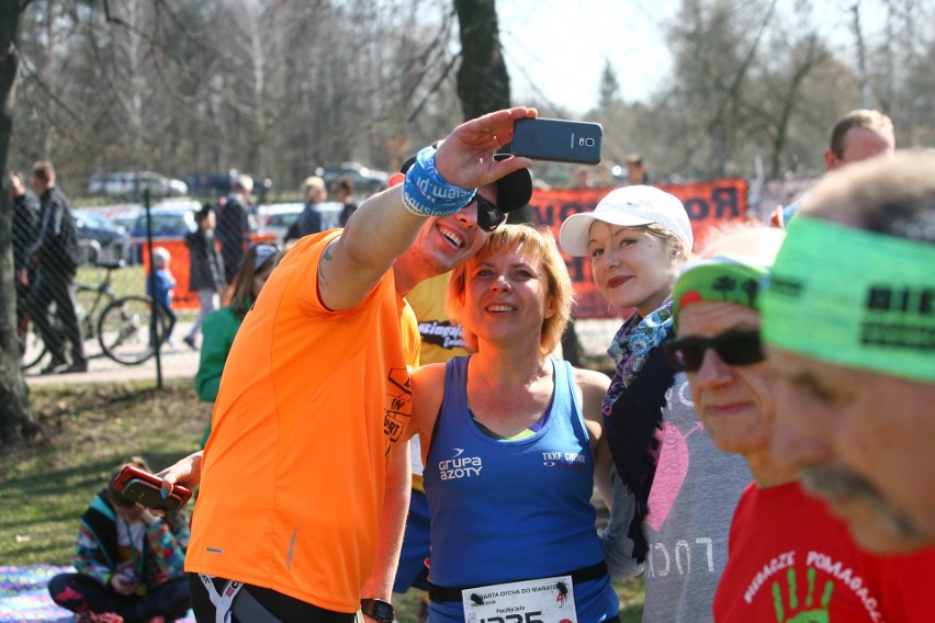 Biegli w niedzielę nad Zalewem Zemborzyckiem. To ostatni bieg z cyklu "Cztery Dychy do Maratonu" [DUŻO ZDJĘĆ]