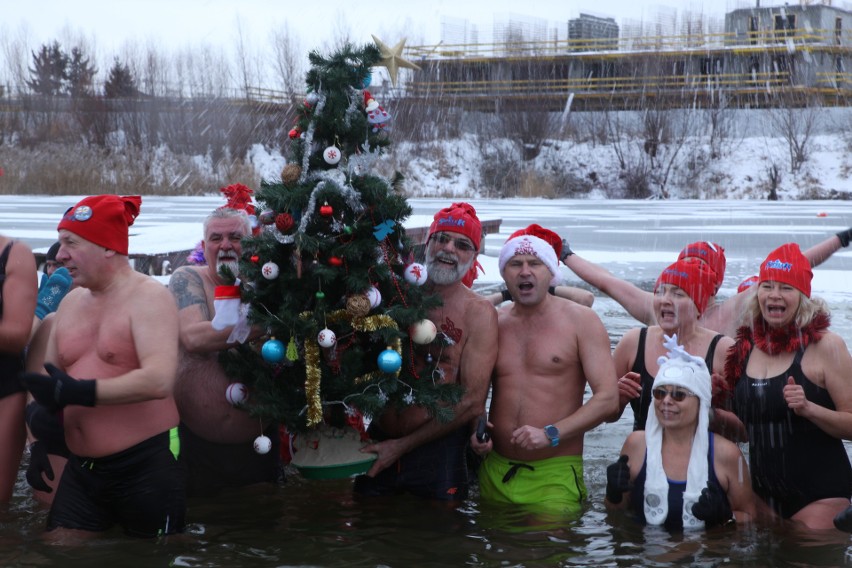 Morsy z Rzeszowa świętują Boże Narodzenie kąpiąc się w lodowatej wodzie [ZDJĘCIA, WIDEO]