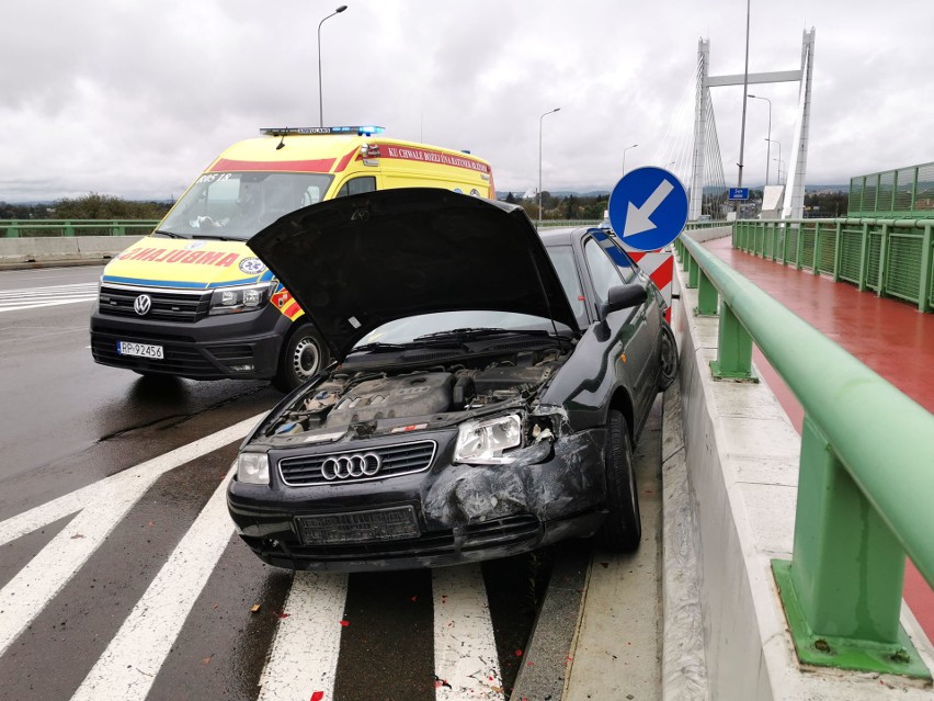 Kierująca audi rozbiła samochód na moście Brama Przemyska w Przemyślu. Inny kierowca zajechał jej wcześniej drogę [ZDJĘCIA]