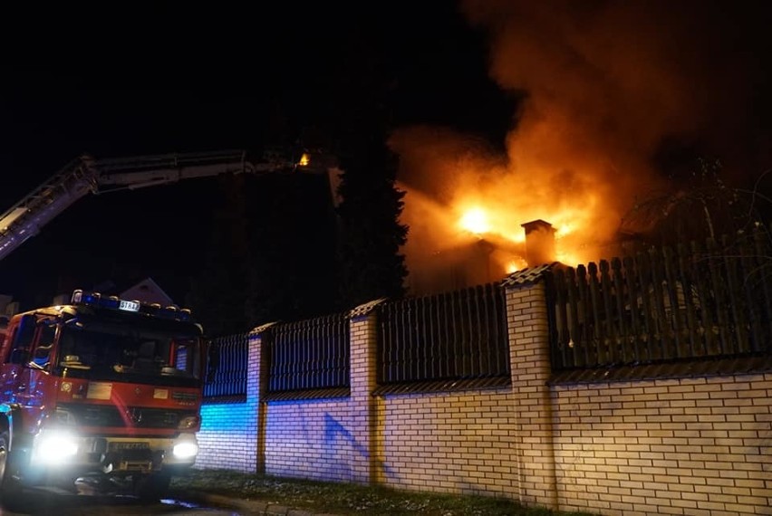 Nocny pożar domu w Puławach. Ogień strawił cały dach. Z żywiołem walczyło 10 zastępów straży pożarnej