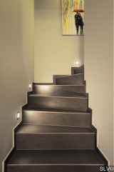 Oświetlenie schodów dekoracyjne i funkcjonalne. Dostępne typy oświetlenia schodów