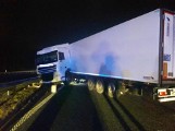 Zablokowana autostrada A1 [19.12.2018]. Tir wpadł w poślizg i stanął w poprzek jezdni. Do kolizji doszło w okolicy węzła w Ropuchach