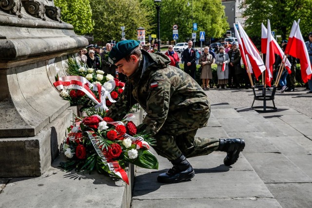 Obchody rocznicy uchwalenia Konstytucji 3 Maja w Gdańsku [3.05.2019] przed pomnikiem Jana III Sobieskiego na Targu Drzewnym