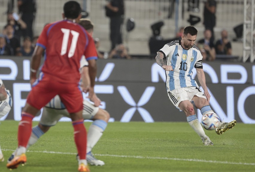 Lionel Messi strzela z rzutu wolnego