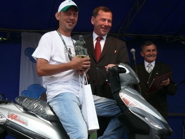 Jacek Mazur z sołectwa  Rybitwy  w gminie Połaniec, zwyciężył tegoroczny Turniej Sołtysów, i to on odjechał z Wąchocka na skuterze ufundowanym przez posła Henryka Milcarza. 