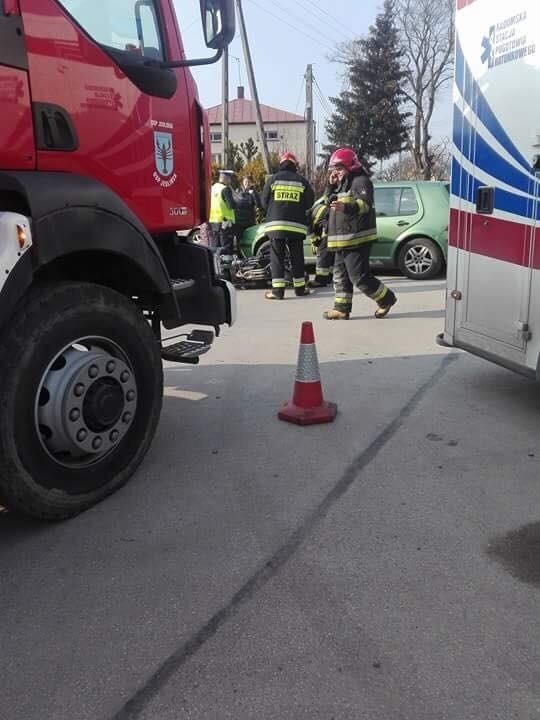 Wypadek w Lisowie, osobówka zderzyła się z motocyklem.