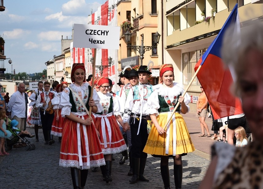 Gorlice. Festiwal Świat pod Kyczerą. Przez miejski deptak przeszedł barwny korowód artystów z różnych stron świata