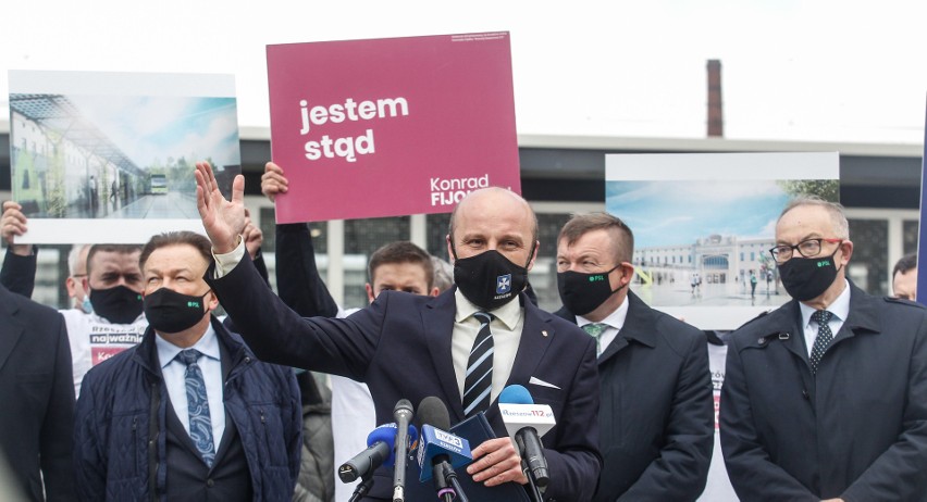 Konrad Fijołek na konferencji o transporcie publicznym....