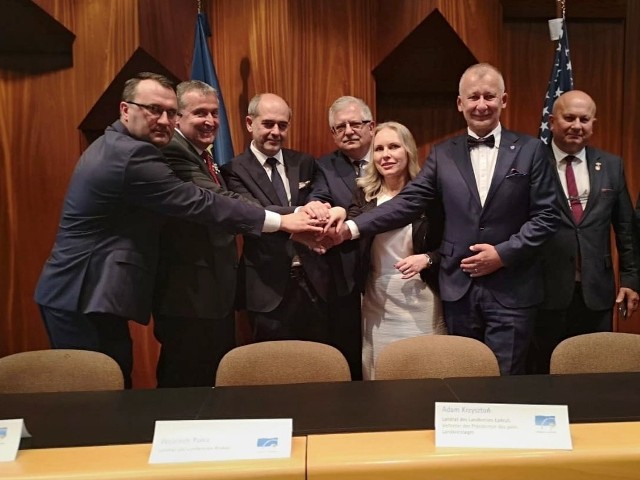 Uroczystości podpisania przez przedstawicieli pięciu krajów sojuszu na rzecz pokoju i wspólnoty