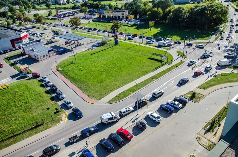 Jak widać na zdjęciach, kierowcy stoją w korku na ul....