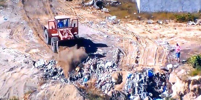 Takie zdjęcia ukazujące zakopywanie  odpadów są w aktach  sprawy