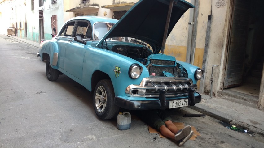 Codzienne naprawy w Starej Hawanie