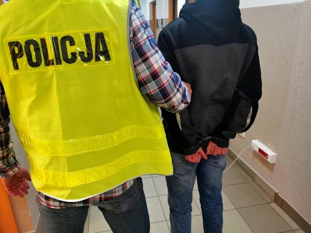 Białystok. Areszt dla 22-latka podejrzanego o udział w oszustwach metodą "na policjanta" (zdjęcia, wideo)