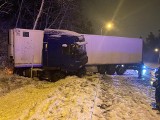 Wypadek na Obwodnicy Trójmiasta, 2.12.2021 - samochód ciężarowy wpadł w poślizg i wypadł z drogi