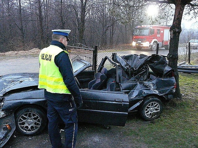 Policjanci dodają, że na miejscu zginął 23-letni mężczyzna,...