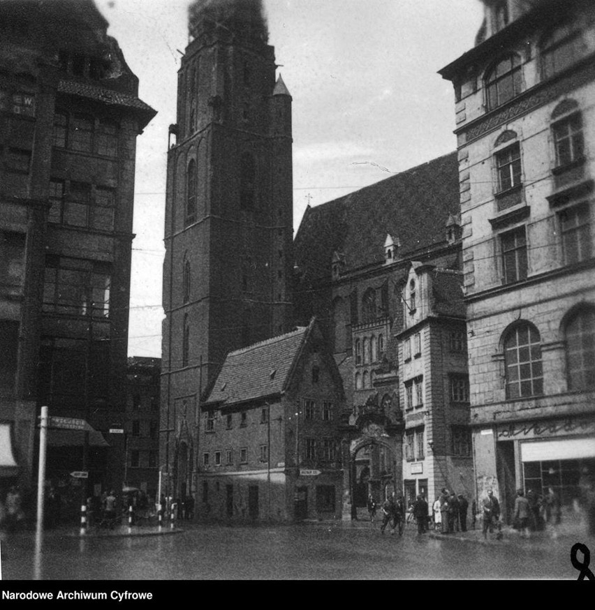 Fragment Rynku we Wrocławiu z widokiem na kościół...
