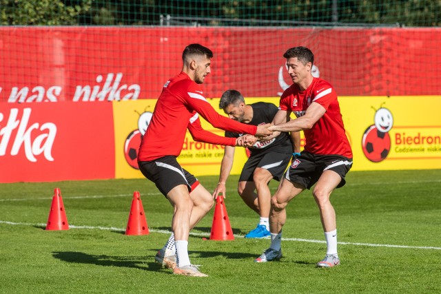 We wtorek, 1 czerwca reprezentacja Polski zmierzy się z Rosją na Stadionie Wrocław (godz. 20.45). Będzie to przedostatni sprawdzian podopiecznych Paulo Sousy przed mistrzostwami Europy. Nasi piłkarze przylecą do Wrocławia w dniu meczu i zaraz po nim wrócą do Opalenicy.Na ostatnim treningu przed meczem (poniedziałek, 31 maja) trenowało 24 piłkarzy (20 w polu i 4 bramkarzy). Nie było Piotra Zielińskiego (dołączy do drużyny 2 czerwca po narodzinach dziecka), Arkadiusza Milika i Macieja Rybusa. Dwóch ostatnich wyszło na popołudniowy trening nieco później i trenowali indywidualnie. Ich, a dodatkowo Radosława Majeckiego oraz Pawła Dawidowicza (trenował już z całym zespołem) na pewno nie zobaczymy we wtorkowym meczu. A jak wyglądały zajęcia?  Oto fotorelacja z poniedziałkowej sesji treningowej ---->