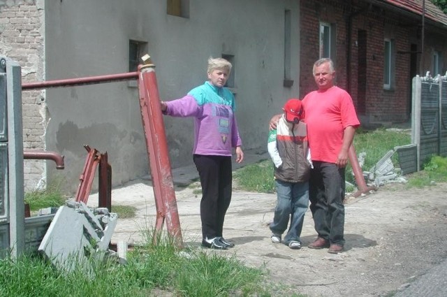 Rodzina Radaczyńskich przed zdewastowaną bramą. - Od czasu gdy została zniszczona, nie pozwalamy synowi wychodzić na podwórko - mówi pani Monika. - Nie byłby tam bezpieczny, bo na drodze jest duży ruch.