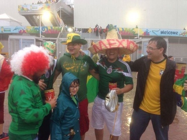 Pedrinho & Pedroca na meczu Meksyk-Kamerun w Natal