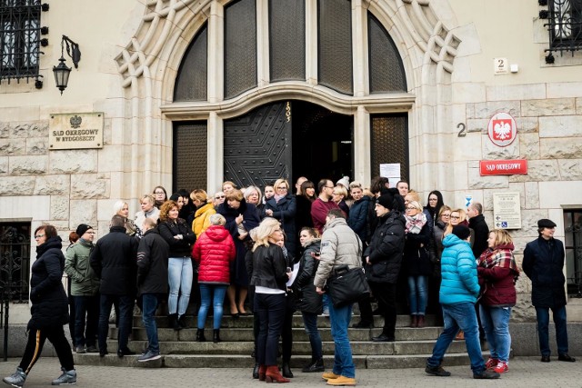 Sekretarze sądowi i protokolanci w Bydgoszczy domagają się podwyżek płac. W poniedziałek o godzinie 12 wyszli na "przerwę śniadaniową". Pracownicy administracji sądowej wyszli przed gmach Sądu Okręgowego w Bydgoszczy. Protokolantki, sekretarze, pracownicy czytelni akt i archiwum sądu okręgowego i rejonowego domagają się podwyżek płac. Średnie wynagrodzenie w administracji sądowej wynosi 2,5 tys. zł brutto. Związkowcy żądają podwyżek w wysokości 1 tys. zł miesięcznie. Będą wychodzić przed budynek sądu o godzinie 12 przez cały tydzień. 