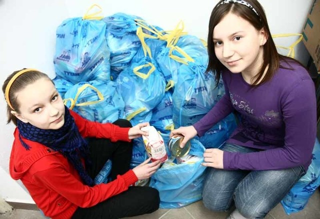 Barbara Kamińska (z lewej) i Ula Roszkowska przygotowują paczkę świąteczną dla uczniów potrzebujących pomocy