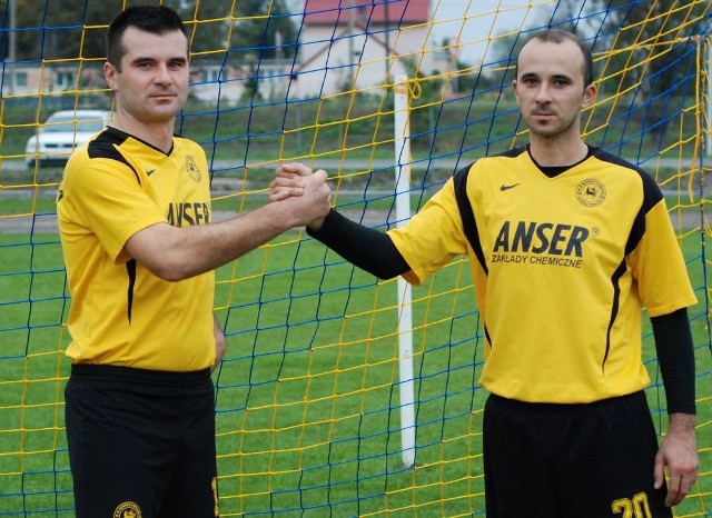 Konrad Pyszczek (z lewej) zdobył dwie bramki dla Koprzywianki w meczu z GKS Świniary. Obok jego brat Łukasz Pyszczek. 