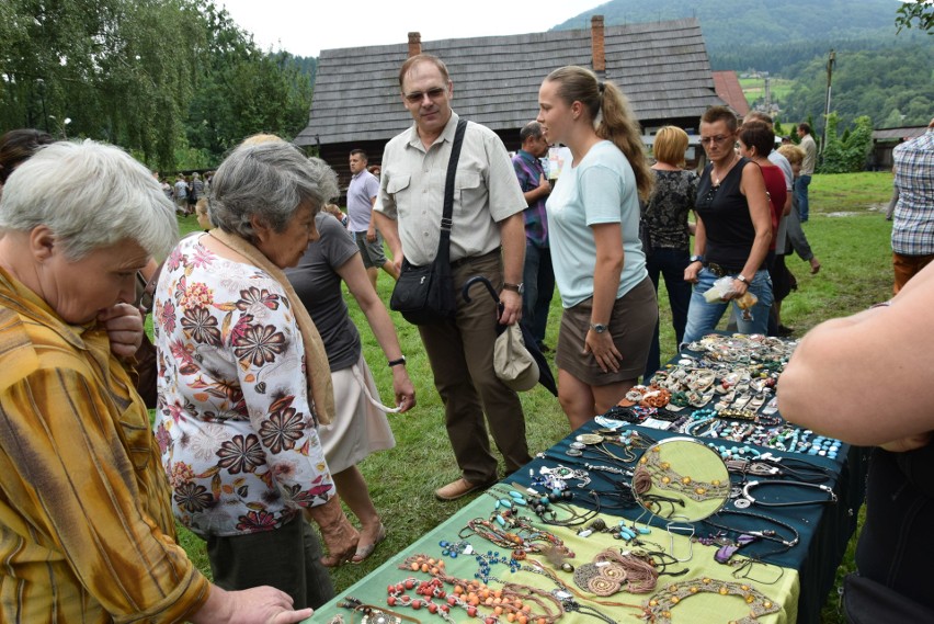 Szymbark. XV Panorama Kultur. W skansenie głośno gra muzyka, jest mnóstwo ludzi, są stoiska z rękodziełem, gospodynie częstują pysznościami