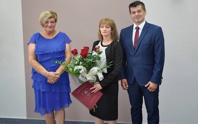 W środku nowa dyrektor zespołu szkół w Szczeglicach Beata Lelakowska, na zdjęciu również wicewójt Bogorii Dorota Kruszec-Nowińska i wójt Bogorii Marcin Adamczyk.