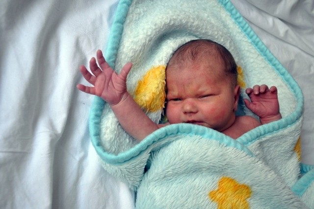 Lena Kowalczyk z Jednorożca, córka Agnieszki i Piotra, urodziła się 30 stycznia o godzinie 00:03. Ważyła 3 kg, mierzyła 55 cm. W domu czekali na nią Nikola, Amelka i Szymonek