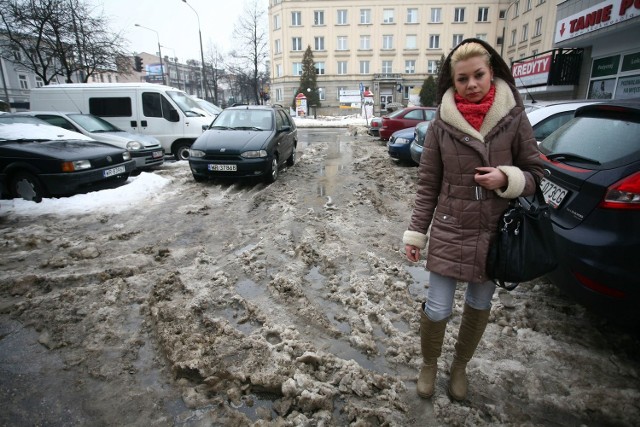 - Fatalnie się chodzi po śnieżnej brei. Na wielu chodnikach nikt tego nie sprząta &#8211; mówi Katarzyna Pająk, spotkana na ulicy Żeromskiego.