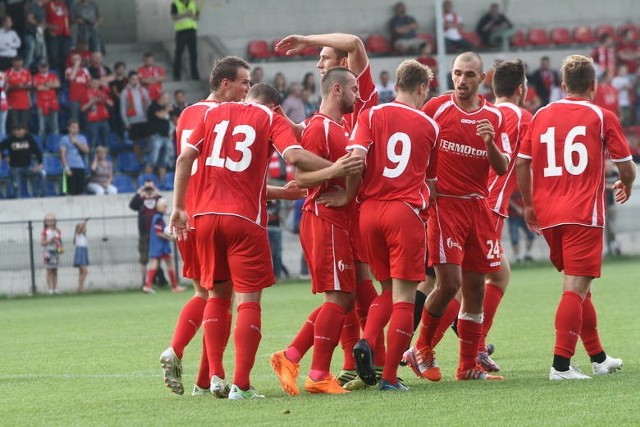 WIDZEW ŁÓDŹ - klub opuścił Ekstraklasę w sezonie 2013/14. Następna kampania w wykonaniu czterokrotnego mistrza Polski była katastrofą i zakończyła się spadkiem Widzewa do 2. ligi. Niestety, nawet trzeci szczebel był zbyt wygórowany dla klubu, który znajdował się w totalnej rozsypce (nie otrzymał licencji na grę w rozgrywkach centralnych na trzecim szczeblu). Tym samym Widzew kontynuuje grę na poziomie 4. ligi łódzkiej i zajmuje w tabeli 4. miejsce. Mimo kilku wzmocnień, bardzo ciężko będzie łodzianom dogonić lidera z Paradyża, który ma dziewięć punktów przewagi.