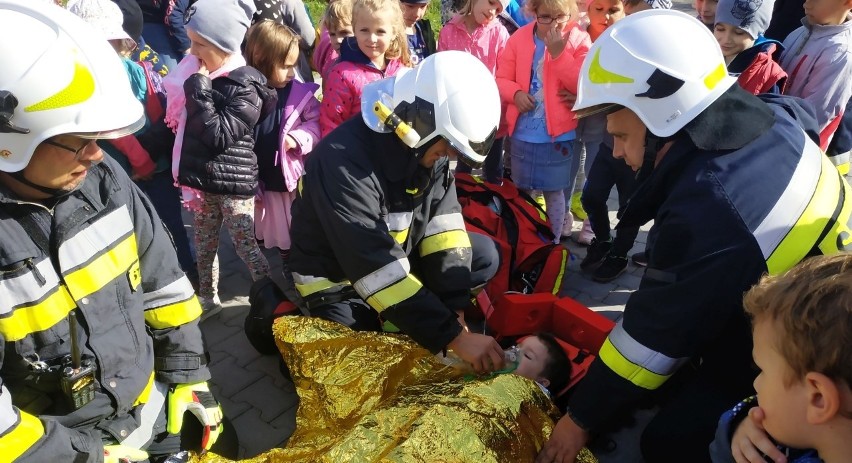 Jak strażacy ratowali dzieci i młodzież. To były tylko próbne ewakuacje w szkole i przedszkolu w Tenczynku