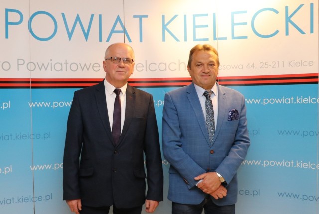 Członek Zarządu Powiatu w Kielcach Stefan Bąk i starosta Mirosław Gębski.