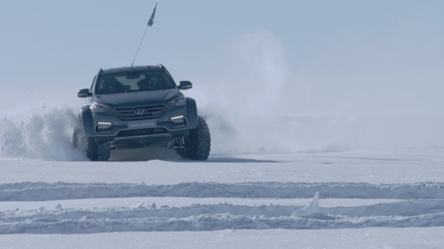 Hyundai Santa Fe, wyposażony w silnik Diesel 2.2l, stał się bohaterem pierwszej samochodowej wyprawy przez Antarktydę. Za kierownicą samochodu, biorącego udział w tym historycznym wydarzeniu, zasiadł Patrick Bergel – prawnuk znanego podróżnika i odkrywcy Sir Ernesta Shackletona, pokonując dystans z Union Camp do McMurdo i z powrotem.Fot. Hyundai