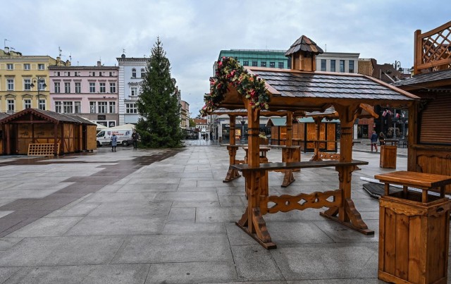 W Bydgoszczy trwają przygotowania do jarmarku świątecznego. Na Starym Rynku we wtorkowy poranek (14 listopada) stanęła już choinka.