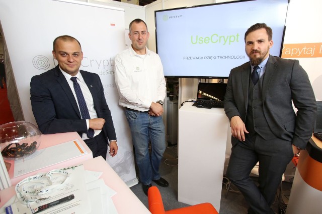 Od lewej: Jakub Sierakowski, członek zarządu CryptoMind Spółka Akcyjna, Artur Szachno – dyrektor do spraw wdrożeń oraz Jacek Kade, szef rady nadzorczej spółki.