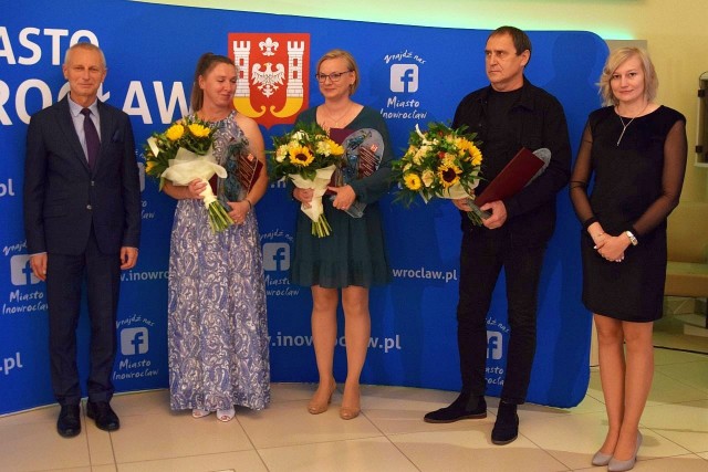 Od lewej: Ryszard Brejza oraz troje Animatorów Kultury 2021: Karina Milińska-Kopczyńska, Joanna Strzelecka, Andrzej Prokopiuk i Adriana Szymanowska