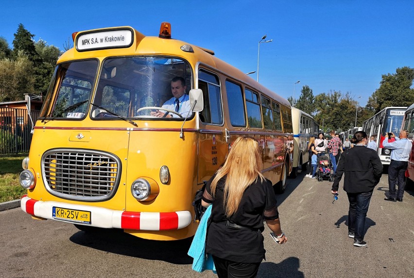 Kraków. Wielka parada zabytkowych i współczesnych pojazdów MPK [ZDJĘCIA]