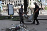 Wojna na Ukrainie. Rosjanie zmuszali cywilów w Mariupolu do kopania masowych grobów w zamian za jedzenie i wodę
