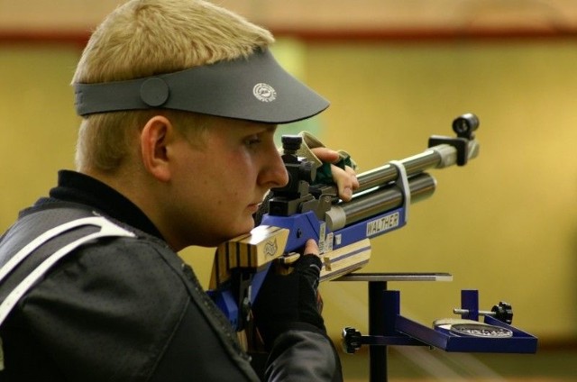 Sebastian Rąbalski z Goleniowa z Klubu Strzelectwa Sportowego Tarcza.