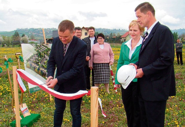 Nowoczesne osiedle domów jednorodzinnych powstanie w Świniarsku. Pierwsi lokatorzy pojawią się pod koniec roku