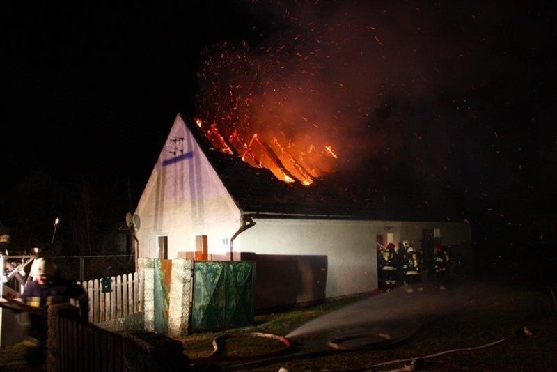 Spłonęło poddasze, część dachu i pomieszczenia na parterze.