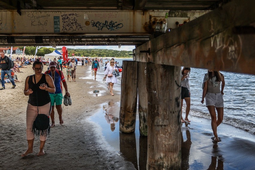 Wakacyjny Sopot cały czas pełen turystów! Ładna pogoda sprzyja spacerom i wypoczynkowi na plaży