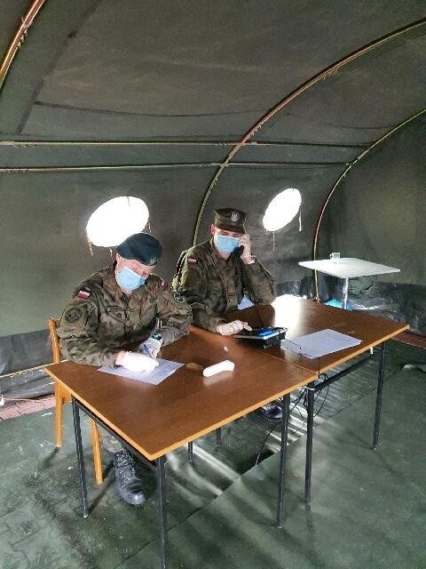 Wojsko przed szpitalem w Opatowie. Jest namiot i kontrola [ZDJĘCIA]
