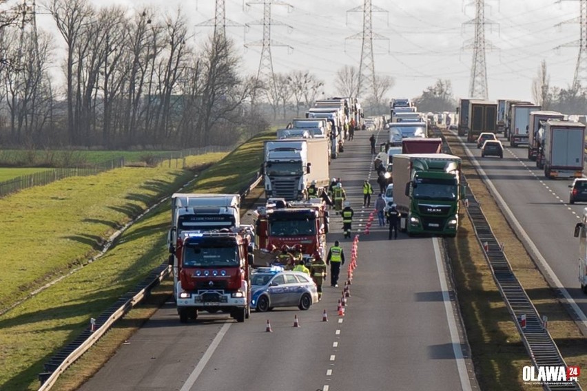 Tragiczny wypadek na A4 pod Wrocławiem. BMW wbiło się w...