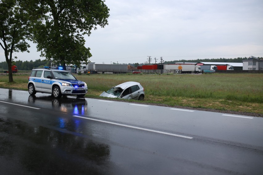 Sieluń. Kierowca volkswagena wjechał do rowu [ZDJĘCIA]