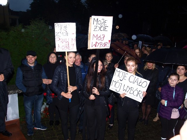 W Białogardzie również protestowano przeciwko nowej ustawie antyaborcyjnej. Sporo ludzi przyszło pikietować przed biurem poselskim PiS posła Stefana Strzałkowskiego.